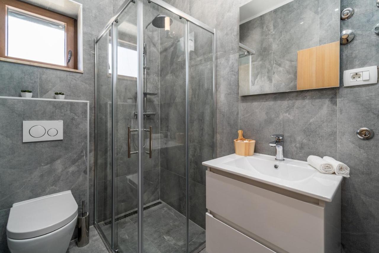 New! Promina Luxury Villa With 72Sqm Heated Pool, Jacuzzi, Infrared Sauna, Tennis Court, Media Room Bogatic Екстер'єр фото