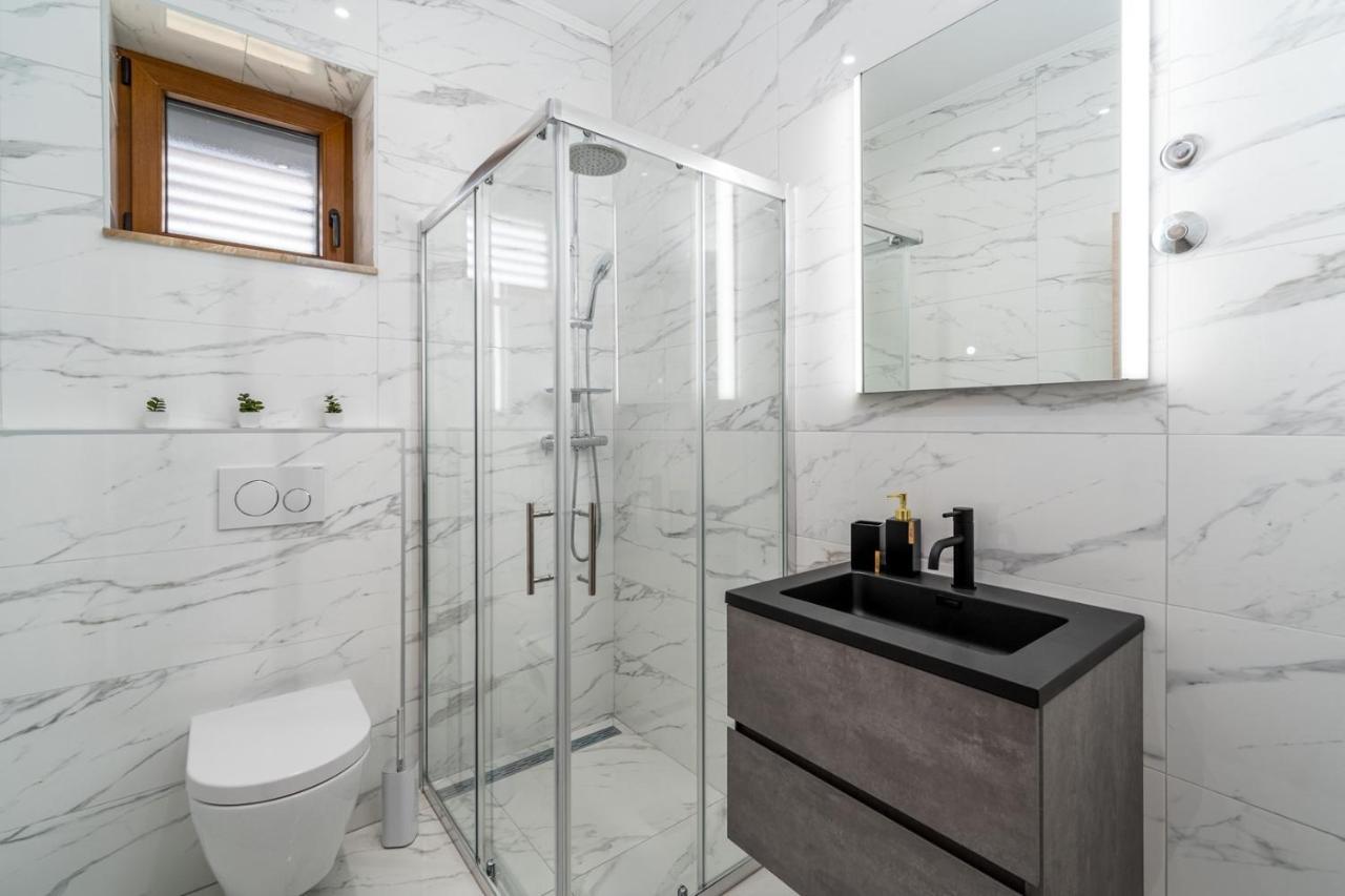 New! Promina Luxury Villa With 72Sqm Heated Pool, Jacuzzi, Infrared Sauna, Tennis Court, Media Room Bogatic Екстер'єр фото