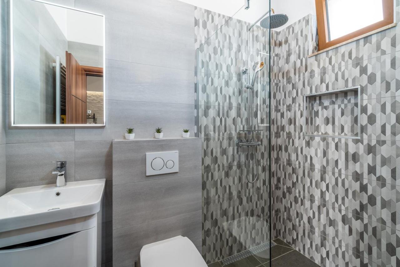 New! Promina Luxury Villa With 72Sqm Heated Pool, Jacuzzi, Infrared Sauna, Tennis Court, Media Room Bogatic Екстер'єр фото