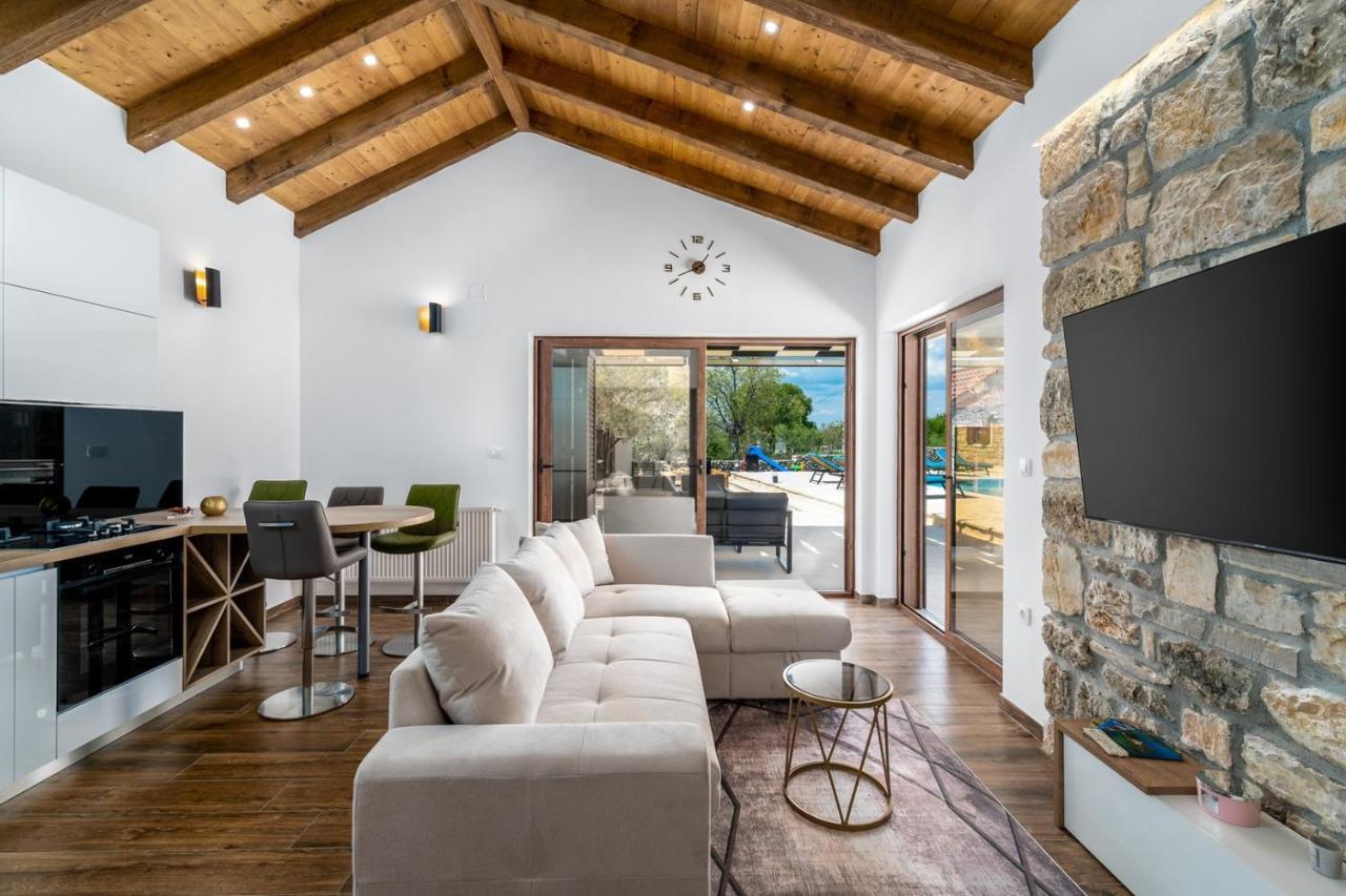 New! Promina Luxury Villa With 72Sqm Heated Pool, Jacuzzi, Infrared Sauna, Tennis Court, Media Room Bogatic Екстер'єр фото