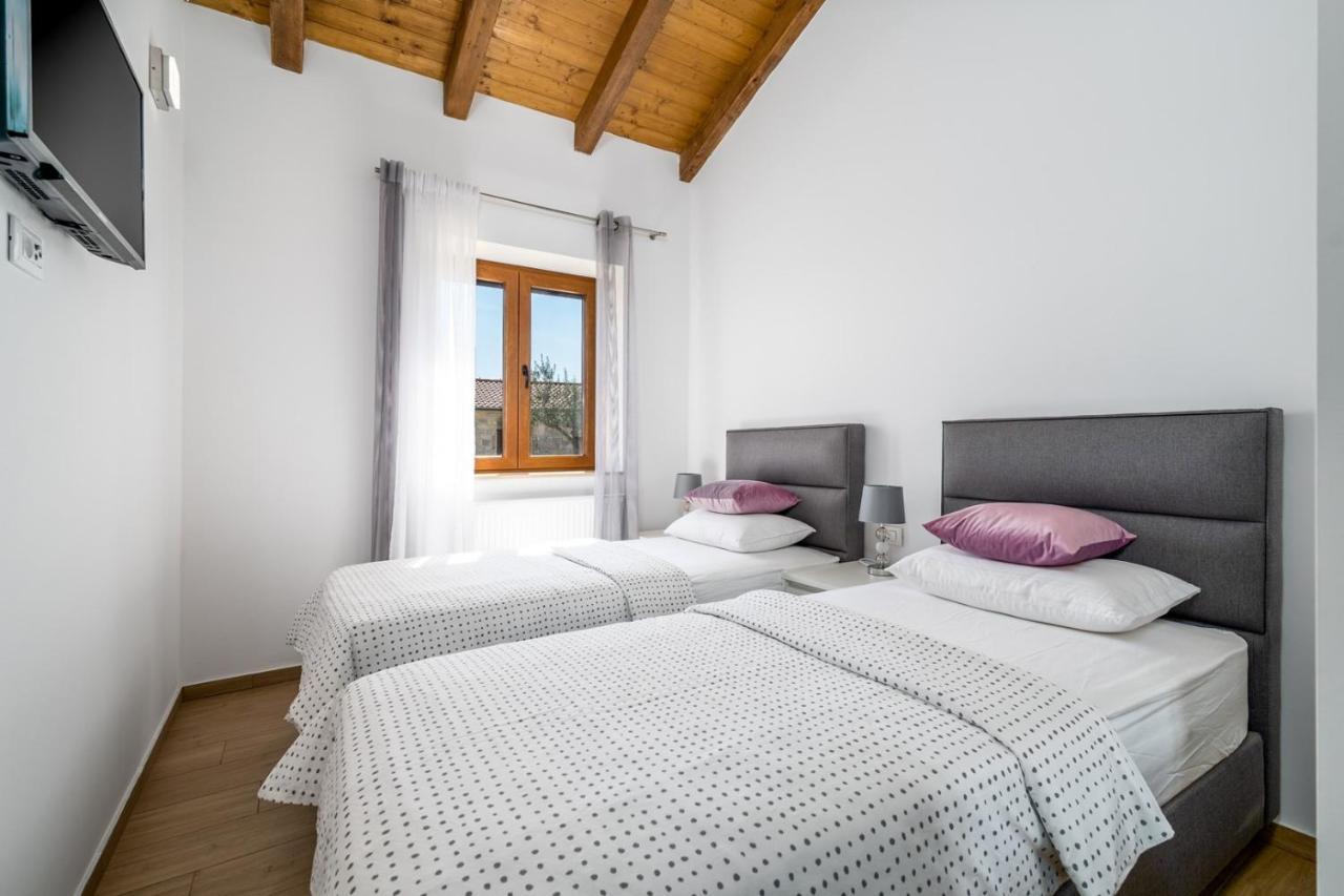 New! Promina Luxury Villa With 72Sqm Heated Pool, Jacuzzi, Infrared Sauna, Tennis Court, Media Room Bogatic Екстер'єр фото
