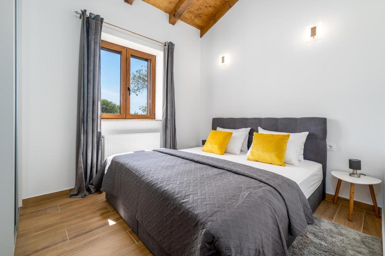New! Promina Luxury Villa With 72Sqm Heated Pool, Jacuzzi, Infrared Sauna, Tennis Court, Media Room Bogatic Екстер'єр фото